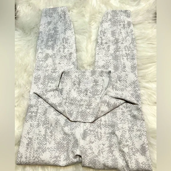 WOMEN’S RBX ATHLETIC LEGGINGS | WHITE & GRAY SNAKE SKIN PRINT - Picture 6 of 6